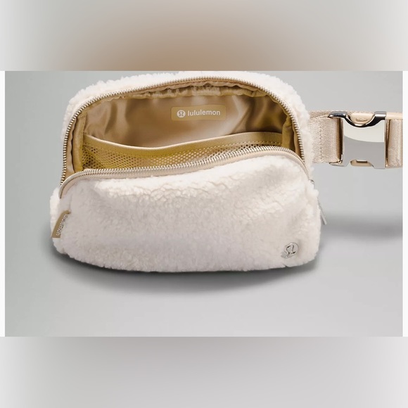 LULULEMON Everywhere Belt Bag Natural Ivory Fleece NWT - Picture 4 of 9